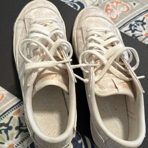 Like NEW women’s NIKE sneakers